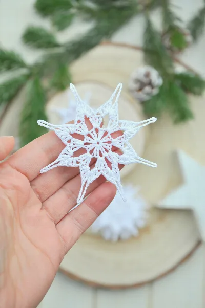 Biela háčkovaná vločka, priemer 9cm
