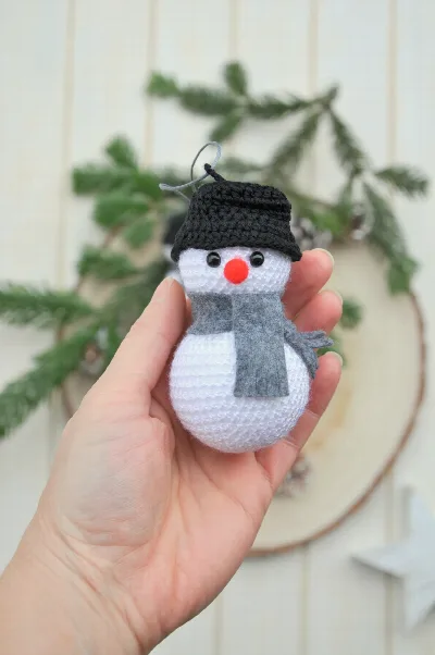 Háčkovaný snehuliak s červeným nosom