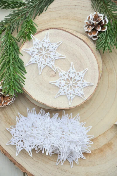 Biela háčkovaná vločka, priemer 8cm