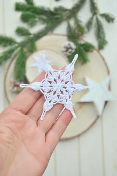 Biela háčkovaná vločka, priemer cca 9cm