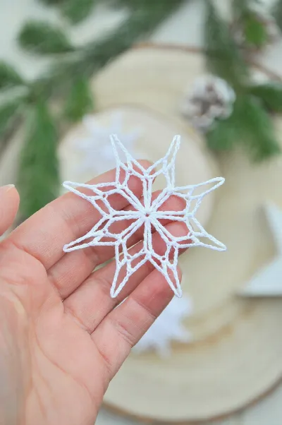 Biela háčkovaná vločka, priemer cca 7,5cm