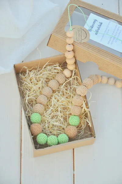 Háčkovaný náhrdelník, zeleno-béžový