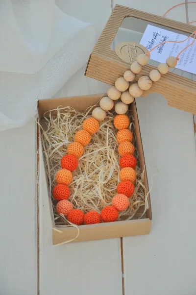 Háčkovaný náhrdelník, oranžový